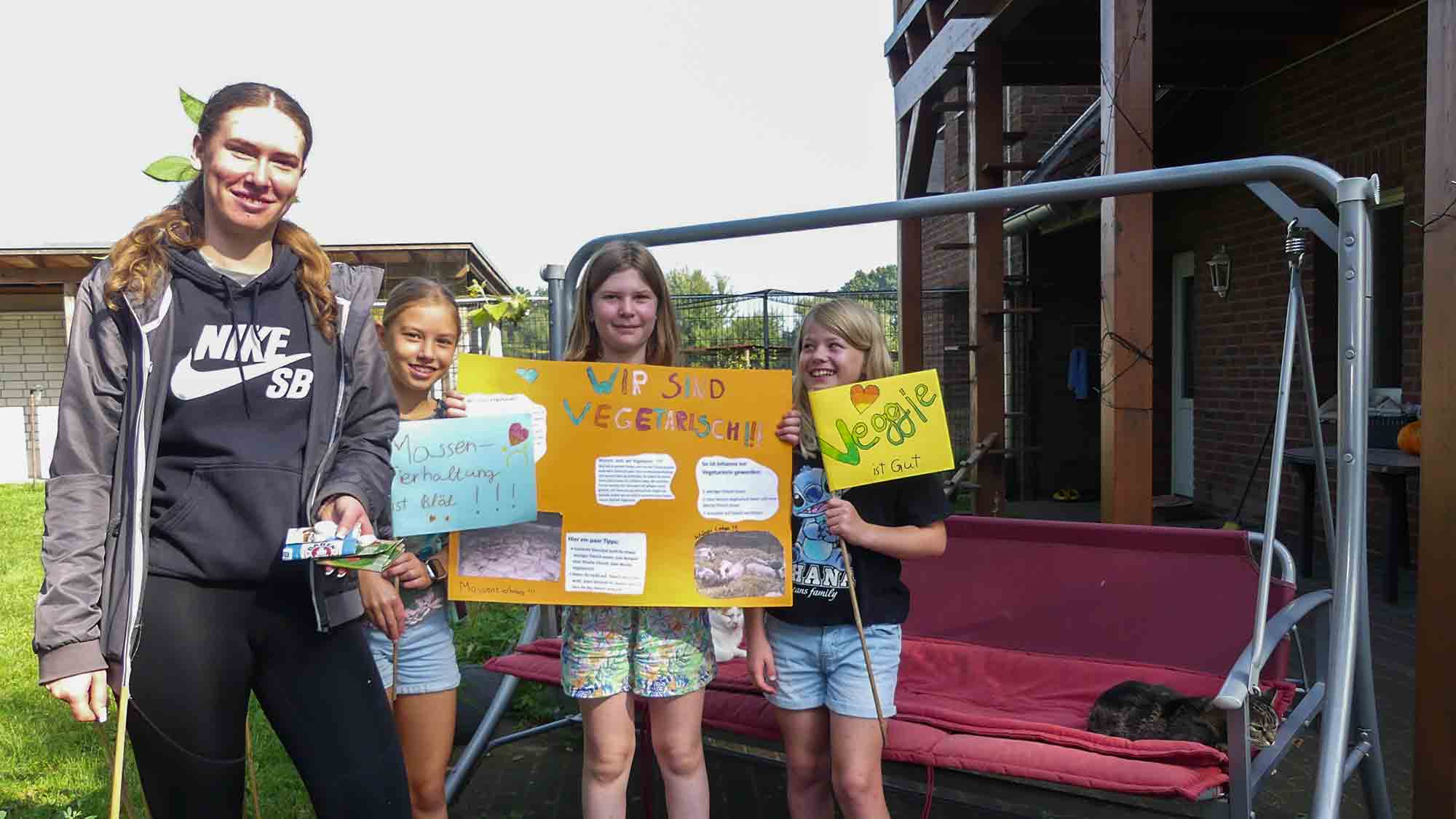 Schülerinnen übergeben Spenden an Achtung für Tiere, private Tierschutzaktion beim Schulfest