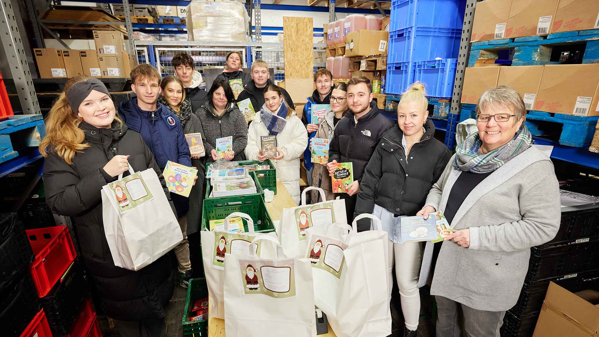 Bertelsmann Azubis packen Weihnachtstüten für die Gütersloher Tafel