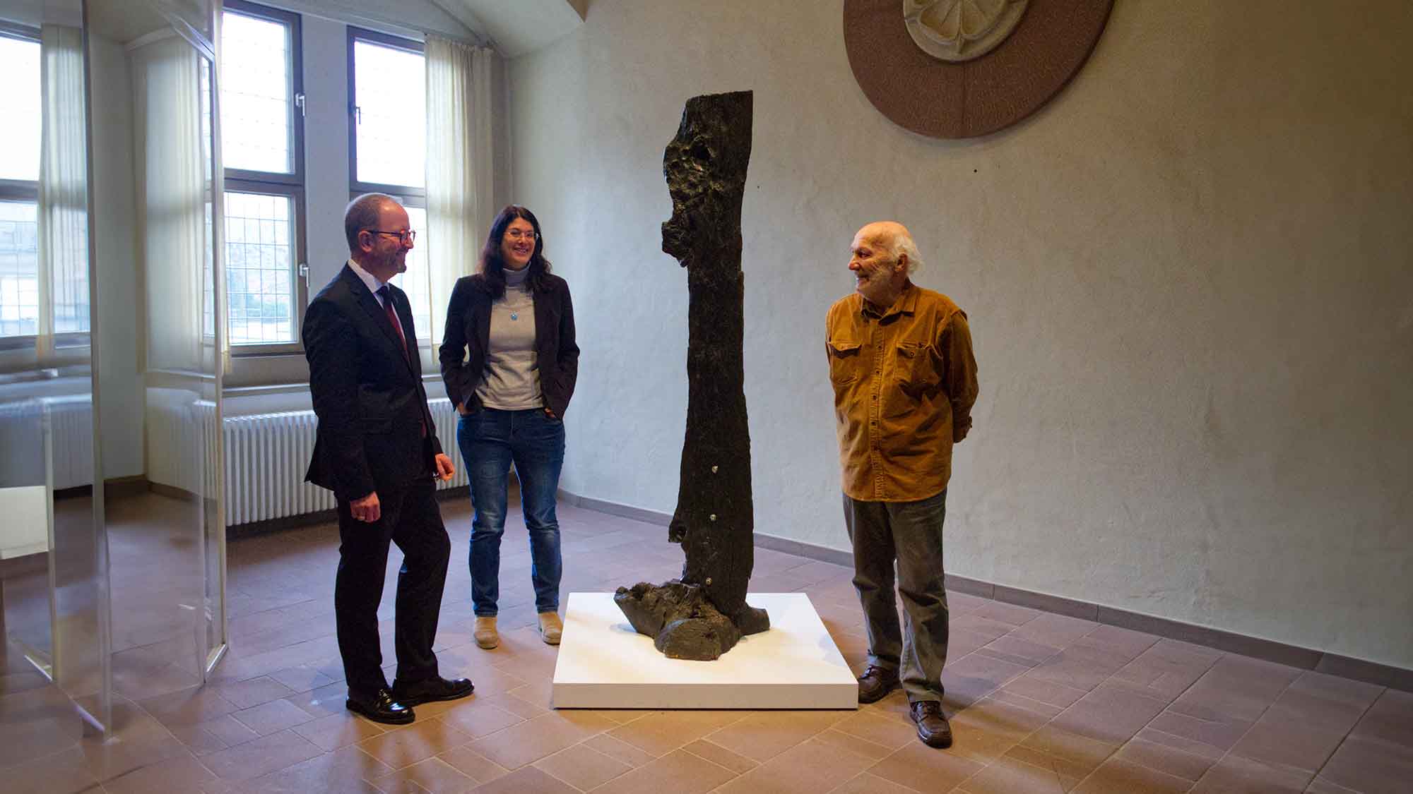 Kunstwerk des Monats: Der Dörentruper Künstler H Punkt Schmidt zeigt seine 2 Meter hohe »Schwemmholzskulptur«