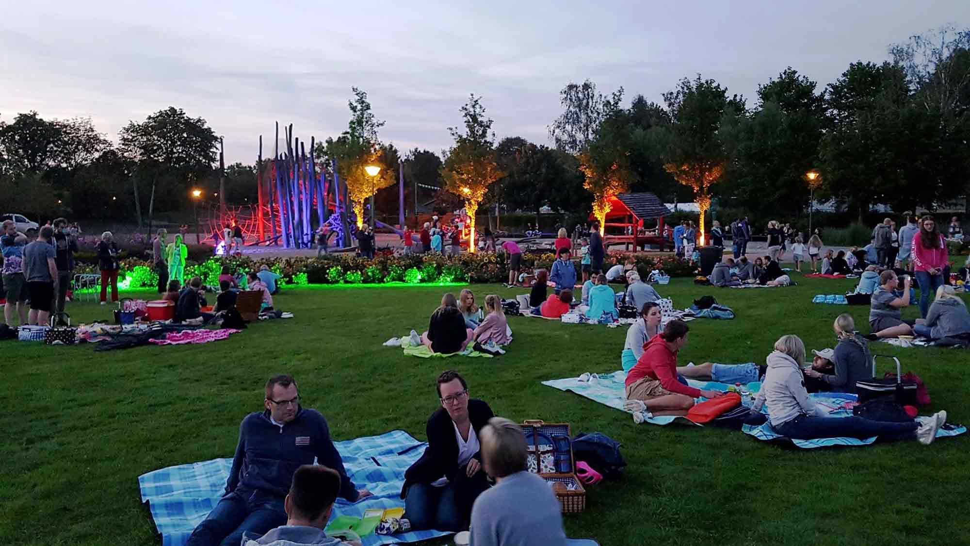 Picknicken-bei-Musik-und-passender-Beleuchtung-Mondscheinpicknick-am-2-August-2024-im-Gartenschaupark-Rietberg